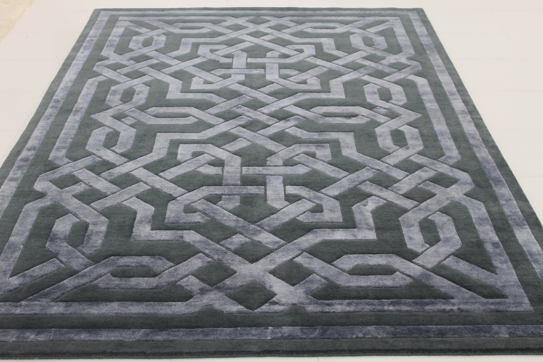 Traditional border rug