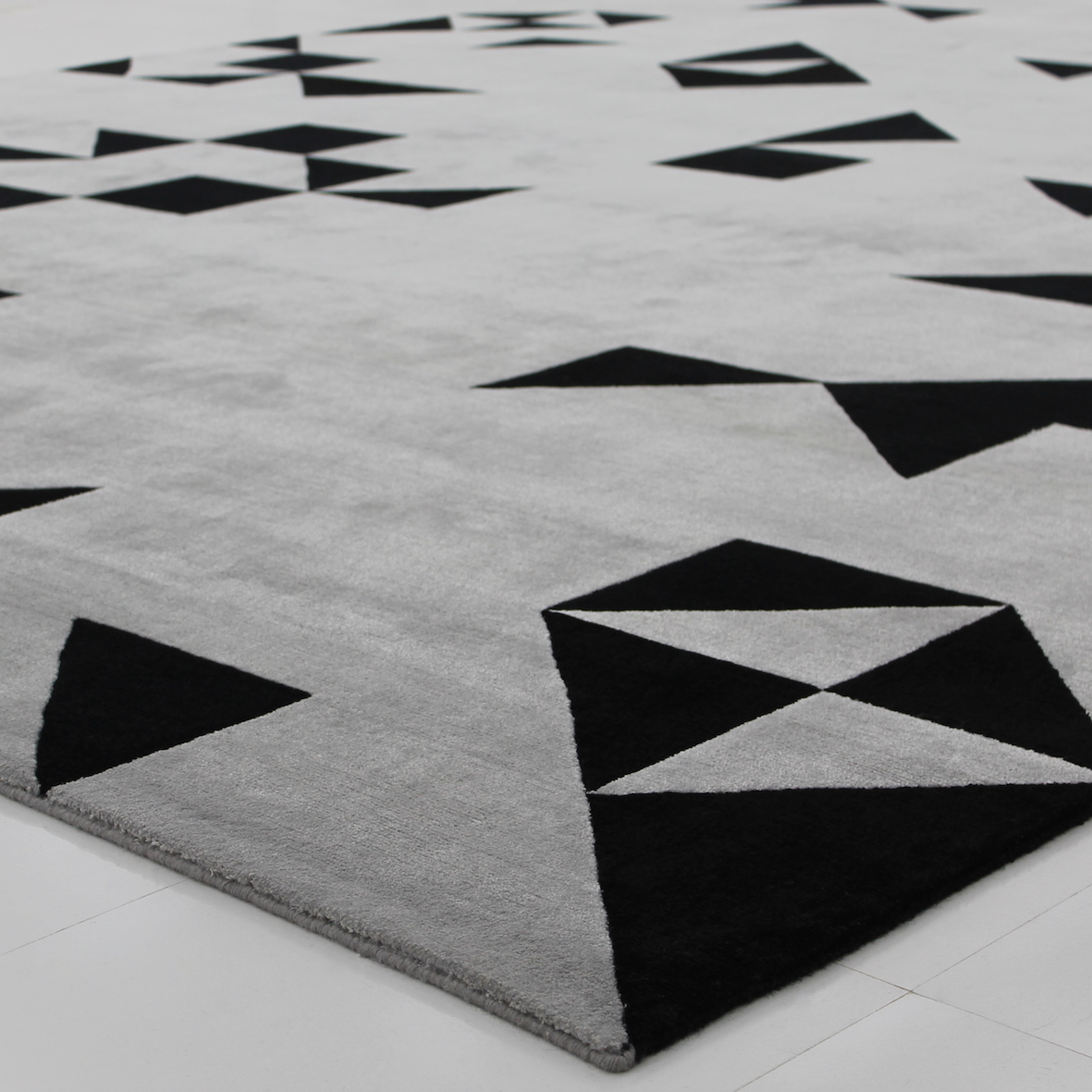 Diamond minimalist rug