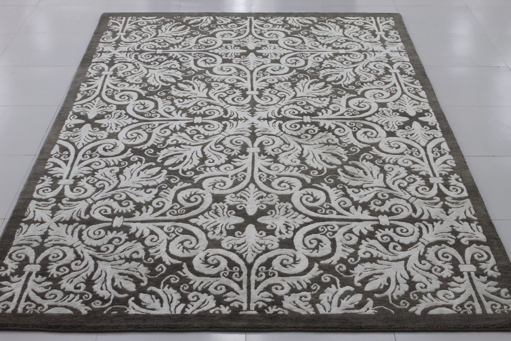 Traditional grey border rug