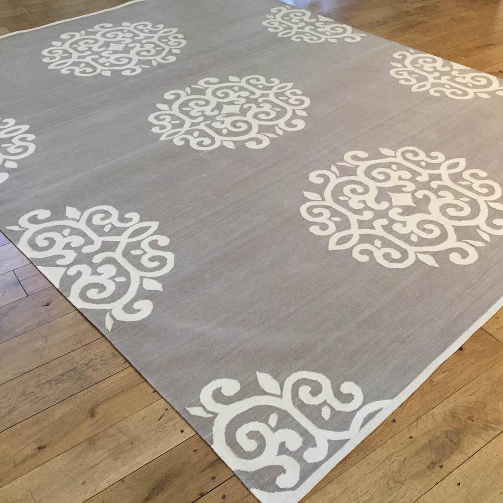 Grey traditional rug