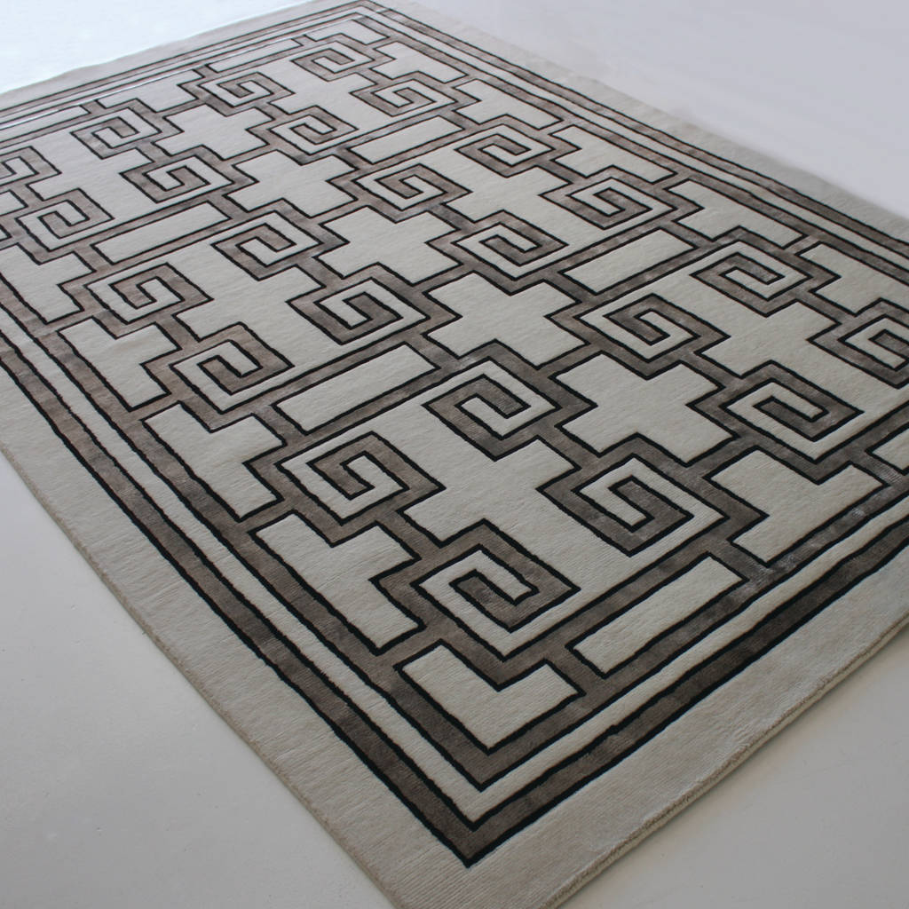 Traditional border rug